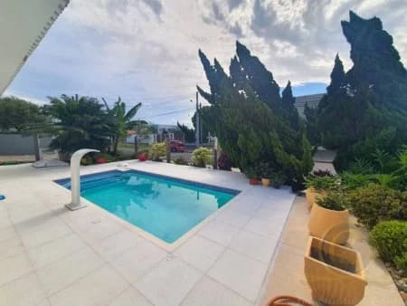 Piscina e jardim da casa à venda no bairro Santo Antônio, Capão da Canoa, ref. 23941.
