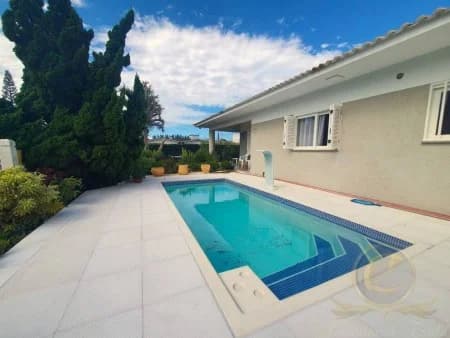 Piscina e fachada de uma das casas do bairro Santo Antônio, em Capão da Canoa.